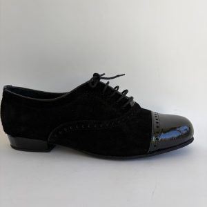 Gamuza negra con puntera de charol