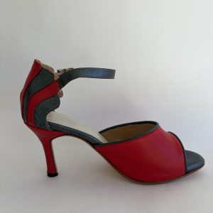 Roja y gris
